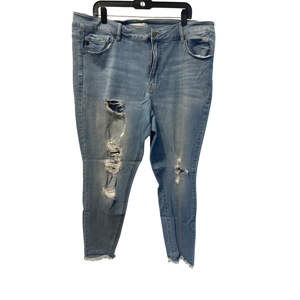 ⭐️ Women’s KanCan Cropped Distressed Light Jeans  Size 22W